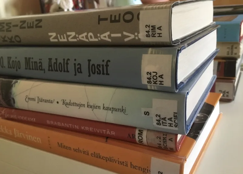 Tekosyitä on helppo keksiä      17.5.2015       Seetu         2         7  JAKOA       Jaa Facebookissa      Jaa Twitterissä            Jos muistaa ajan, jolloin presidentit olivat kekkosia, muistaa varmasti myös UKK:n lanseeraaman iskulauseen: Kaikki syyt, jotka estävät liikkumasta, ovat tekosyitä. En muista, menikö lausahdus täsmälleen näin, mutta ajatus oli kuitenkin tämä. Se on selvää, että aivan kirjaimellisesti tätä ajatusta ei pidä ottaa, mutta suuri totuuden siemen siinä on.  Ihminen on erittäin taitava keksimään syitä, jos ei ole halukas toimimaan tietyllä tavalla oman mukavuutensa kustannuksella. Liikunnasta laistaminen on tyypillisesti asia, josta on helppo liukastella sivuun jonkin tekosyyn avulla. Itselle tosin on vaikea myöntää, että kyse on tekosyystä, vaan helpompi on vain ajatella syytä todelliseksi.  Joskus on silti viisasta olla menemättä salille, lenkille tai jumppaan, jos olo on vetämätön, vaikka ei olekaan sairas. Esimerkiksi päänsärky voi olla osoitus tulevasta sairaudesta, mutta olen myös mennyt päänsärkyisenä pilatekseen ja palannut sieltä freesinä. Täytyy vain osata arvioida, mikä on vakavaa ja mikä ei. Sen sijaan tekosyitä on niin monta kuin ihmismieli pystyy keksimään, ja se on jo paljon.  Samantapainen ilmiö opiskeluajoilta tulee mieleen tenttiä edeltäviltä päiviltä. Silloin moni kodinhoitotyö oli yhtäkkiä mielenkiintoista ja hyvä syy paeta tenttikirjoja. Toisaalta pyykinpesu tai imurointi rentoutti ja oli palkitsevaa, joten lukeminenkin jatkui tauon jälkeen hyvillä mielin. Opin kuitenkin tärkeiden tenttien alla menemään kirjastoon lukemaan, sillä siellä ei ollut muuta askarrusta.  Ikuiset laihduttajat ovat myös keksineet hyvän tekosyyn väittämällä, etteivät laihdu. Puhumalla ei kukaan laihdukaan, mutta jokainen terve, todella laihtumista haluava ihminen pystyy myös laihtumaan. Kyseessä on elintapojen muuttaminen, mutta se tietysti edellyttää ponnisteluja ja kärsivällisyyttä. Yhteiskunnallisesti on kyse merkittävästä asiasta, sillä tuoreimman tiedon mukaan miehistä 60 prosenttia ja naisista 43 prosenttia on ylipainoisia. Se on jo iso terveysongelma, ei mitään vähäteltävää.    liikunta  tekosyyt  terveysongelma  ylipainoiset    Lue myös:             Marjametsään tai kävelylle, aivot ja sydän kiittävät   25.09.2017              Kadonneiden lihasten metsästys   04.01.2016             Laihdutus voi myös onnistua   20.11.2015              Hikoilua kuntoillen tai stressaten   19.10.2015              Syksy toi tutut liikuntakuviot   13.09.2015             Hyviä golfsäitä odotellessa          Viikkojärjestys meni uusiksi          Seetu