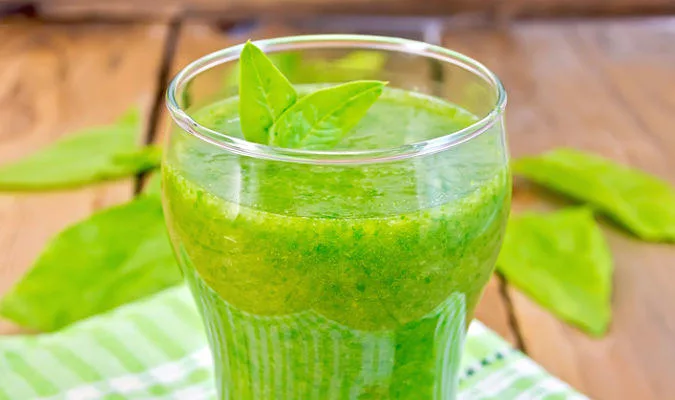 Piristävä pinaatti-mangosmoothie