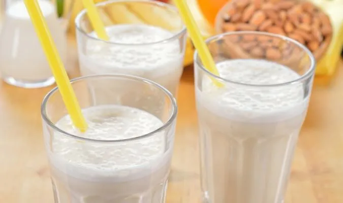Laihduttajan smoothie 12.11.2014 Seetu 1 4 JAKOA Jaa Facebookissa Jaa Twitterissä Laihduttaminen ei onnistu, jos yksinkertaisesti kieltäytyy kaikesta niin sanotusta hyvästä. Tärkeää onkin vain valita viisaasti. Jos tekee mieli makeaa, kannattaa valita kuivatut hedelmät mieluummin kuin karkit tai leivonnaiset. Kuivattuja hedelmiä saa nykyään myös luomuna. Kuivahedelmiäkään ei tietysti ahmita, vaan 30-40 grammaa riittää jo makean himon taltuttamiseen. Sitä paitsi on palkitsevaa kävellä kaupan karkkihyllyjen ohi ja huomata, että se on ihan helppoa, kun sen vain päättää. Tummaa suklaata syön joka päivä yhden noin 12 gramman palan, joten tumman suklaan ostamisen verran poikkean vielä karkkihyllylläkin. Sokerin karttaminen on tärkeä ohje laihduttamisessa ja myöhemmin painonhallinnassa. Helppoa se ei ole, sillä sokeria on lisätty yllättäviinkin ruokiin. Meidät on yksinkertaisesti totutettu syömään esimerkiksi makeita jogurtteja. Purkin kyljestä kannattaa tarkistaa sokerin määrä. Olenkin lähes kokonaan hylännyt jogurtit ja syön aamuisin puoli purkkia rahkaa omatekoisen myslin ja marjojen kera, ellen tee oheista smoothieta. Smoothiet ovat kiva piristys päivään. Olen havainnut hyväksi monenlaisia smoothie-juomia, ja useimmat niistä sopivat myös painoaan tarkkaileville. Oheinen on aika tuhti smoothie, mutta siitä saa tietysti juotavamman, kun lisää nestettä. Puolukka tekee siitä raikkaan makuisen. Laihduttajan smoothie 1 pieni banaani (tai puolikas isosta) 1/2 prk pehmeää rasvatonta rahkaa 1 dl puolukoita 1 dl vettä 1 rkl tuoretta minttua murskattuna 1 rkl juoksevaa (luomu)hunajaa 1 tl jauhettua inkivääriä Varoituksen sana, inkivääri maistuu aika vahvasti. Jollei pidä sen mausta, voi määrän tietysti puolittaa. Banaanin murskaantumista voi edesauttaa ennen sekoitusta yksinkertaisesti vaikka haarukalla. Vaikka tässä ohjeessa on rasvatonta rahkaa, täytyy laihduttajankin muistaa syödä riittävä määrä rasvaa päivittäin. Esimerkiksi rypsi- ja avokadoöljy ovat erinomaisia rasvan lähteitä. Joskus olen illalla ottanut teelusikallisen avokadoöljyä, jos huomaan, ettei päivän rasvasuositus ole täyttynyt. Myös kourallinen pähkinöitä ajaa saman asian. kuivatut hedelmät makean himo minttu smoothie Lue myös: Keväinen smoothie 01.04.2015 Salakavalat lisäkilot Pilates koukuttaa harrastajansa Seetu